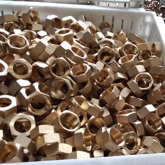 Forgiatura di parti di tubazioni di raffreddamento con dadi svasati in ottone